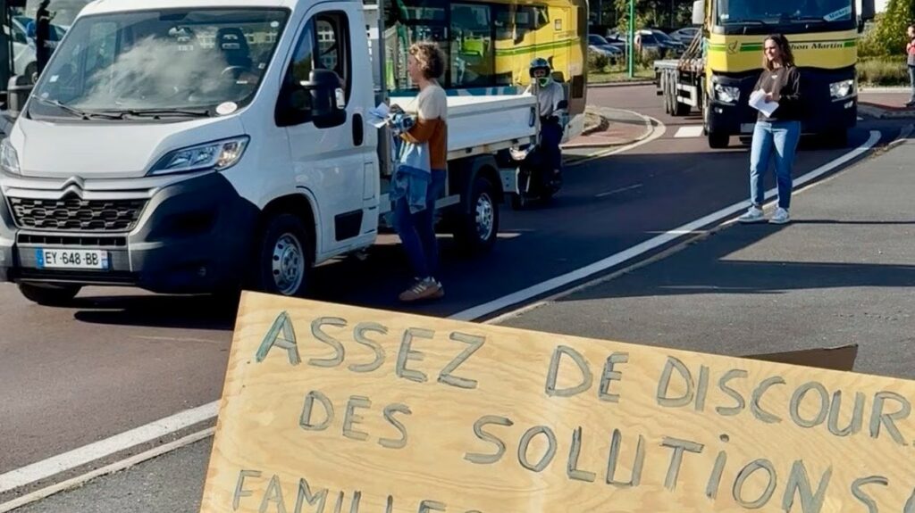 Dans la Manche, des parents manifestent « parce que 500 enfants handicapés sont en attente d&rsquo;une solution ».